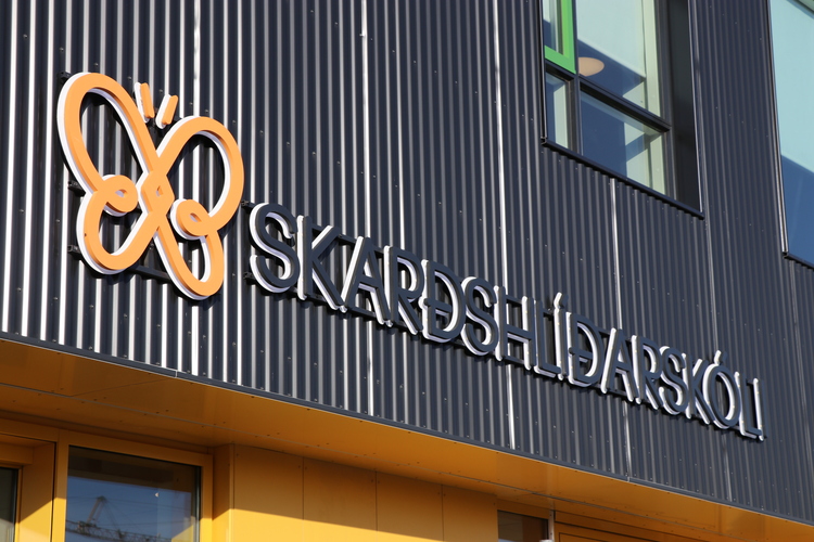 Skarðshlíðarskóli_nafn utan á skóla