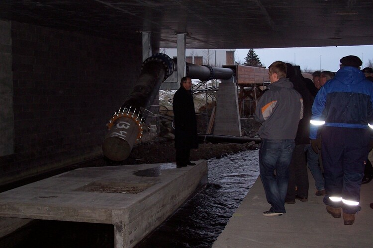 atthagaspilið - folk að vinna 097