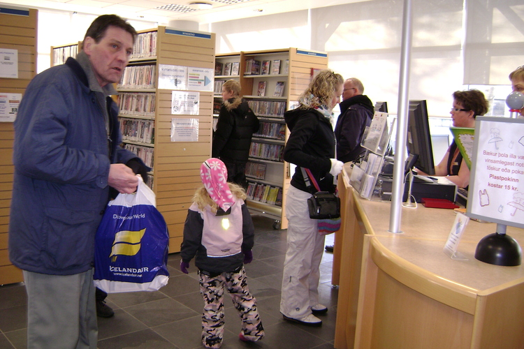 Smáir og stórir fyrir hádegi í Bókasafni Hafnarfjarðar