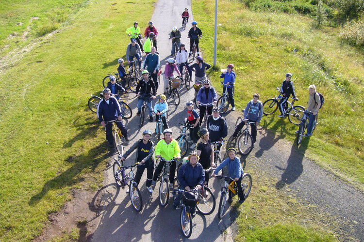 Hluti af hópnum brosir framan í heiminn