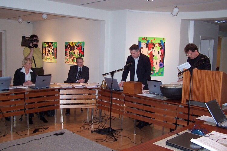 febrúar - mars 004