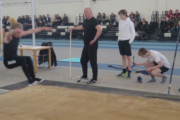 keppni í langstökki