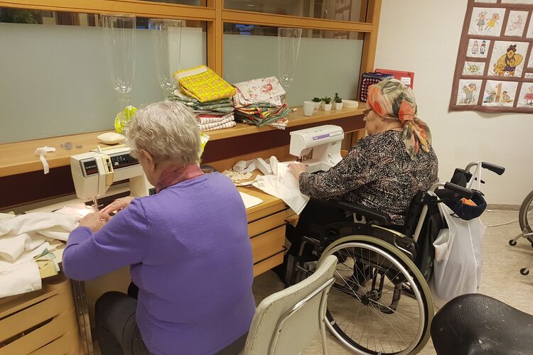 Elín Eiríksdóttir og Sigurborg Sigurgeirsdóttir í vinnustofu iðjuþjálfunarinnar. 