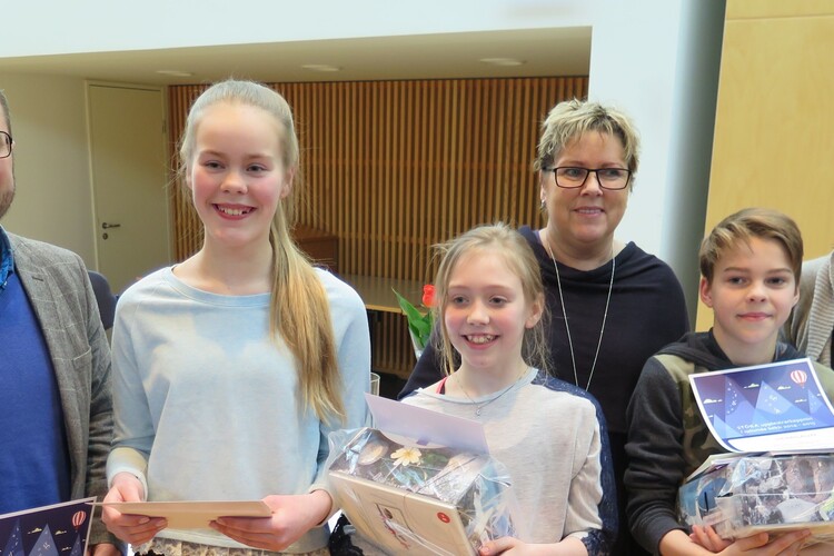 Sigurvegar-stora-upplestarkeppnin 2015 med skolastjorum