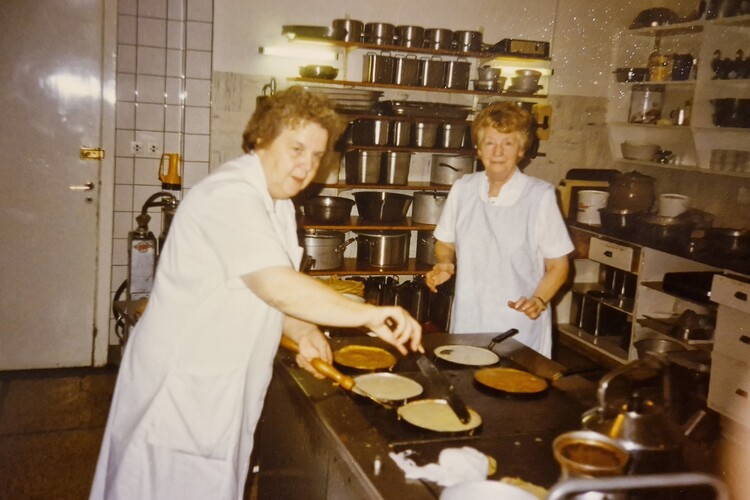 Sólvangur-25-10-1988-RagnaÁgústsdóttir-matráðskona-KristínHannesdóttir