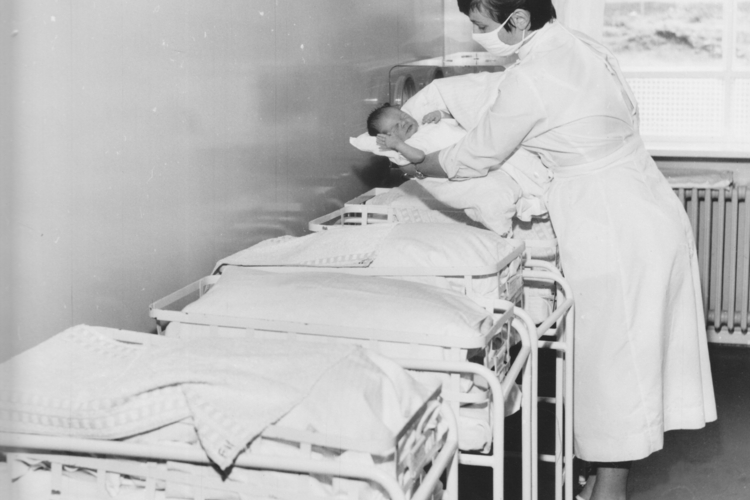 1954 BH 0005-7071 fæðingardeild hrein